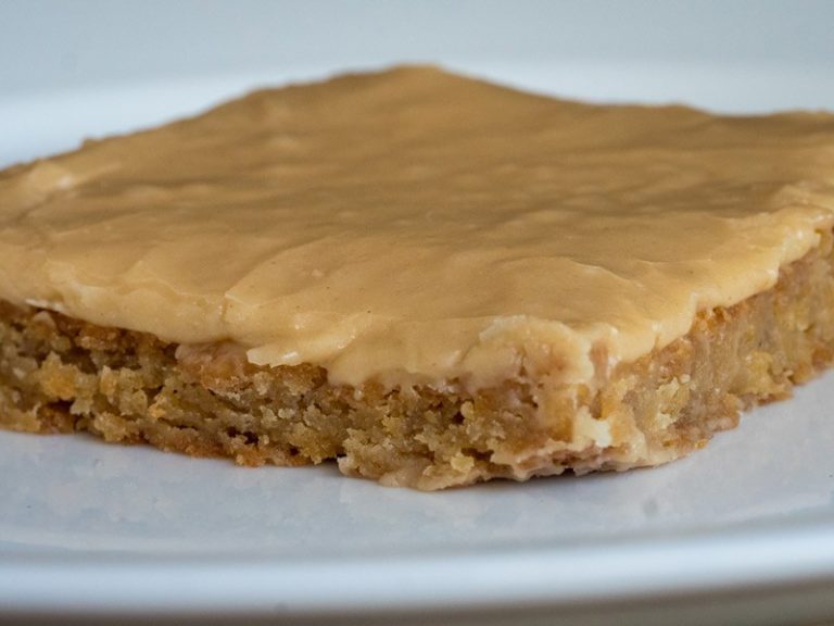PEANUT BUTTER LUNCH LADY COOKIE BARS