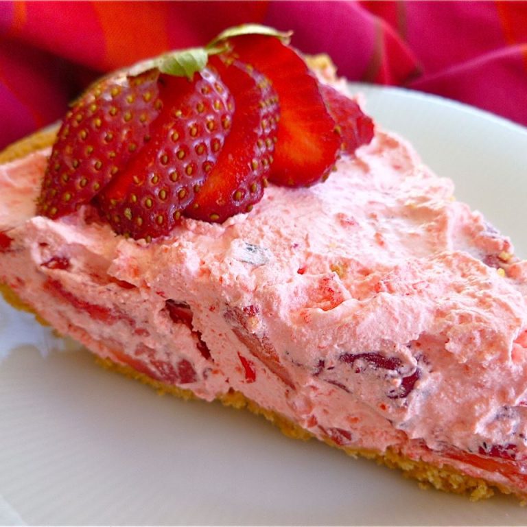 FLUFFY STRAWBERRY PIE